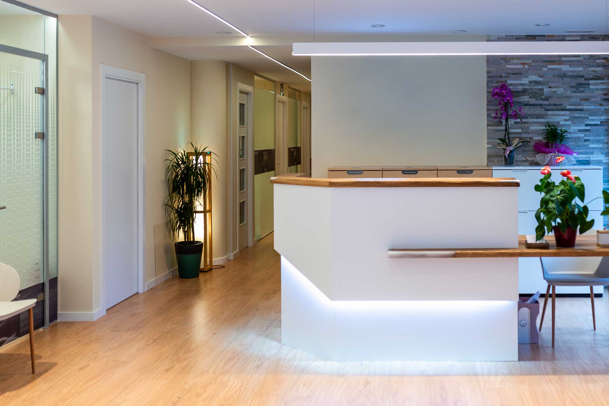gu-reception-desk-white-1879507036-2000x1333 gu-reception-desk-white-1879507036-2000x1333